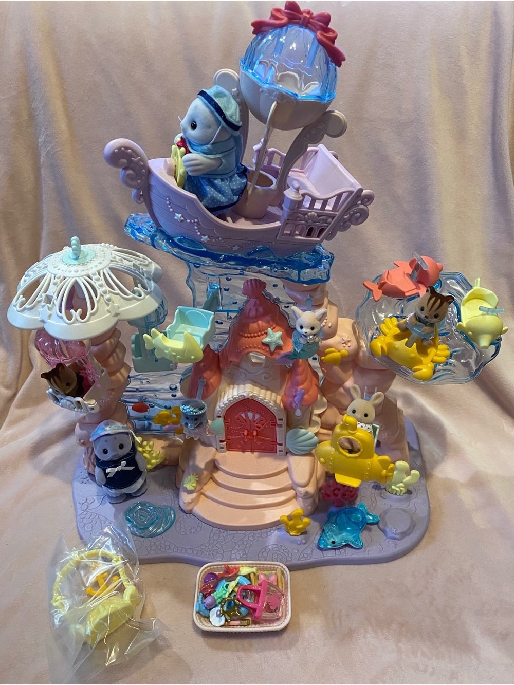 Calico Critters Baby Mermaid Castle with/7 critters & accessories